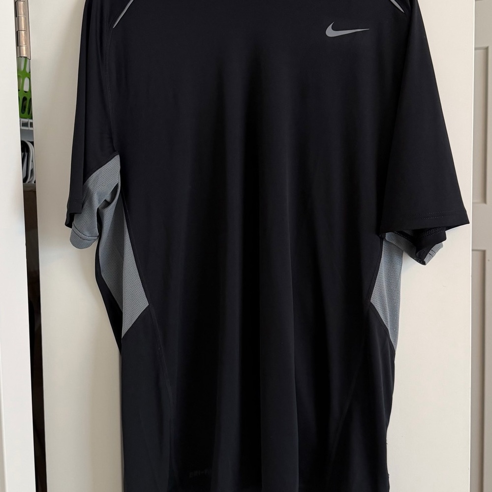 Nike Dri-Fit Men's Black and Gray Short Sleeve Tee